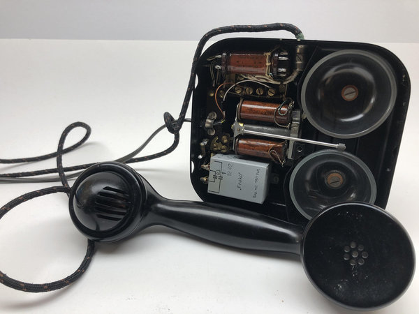 Altes Telefon W28 mit Wählscheibe und Glasglocken