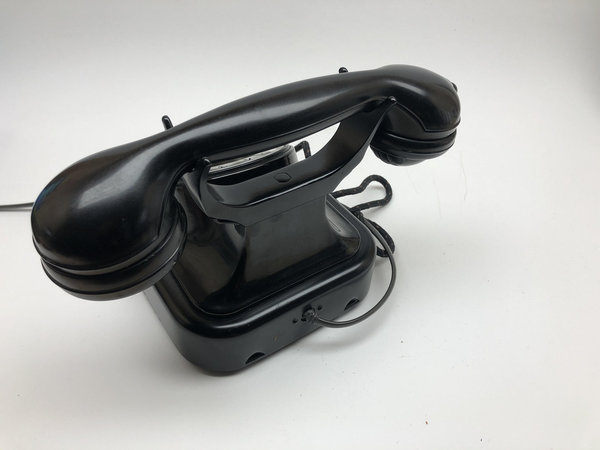 Altes Telefon W28 mit Wählscheibe und Glasglocken